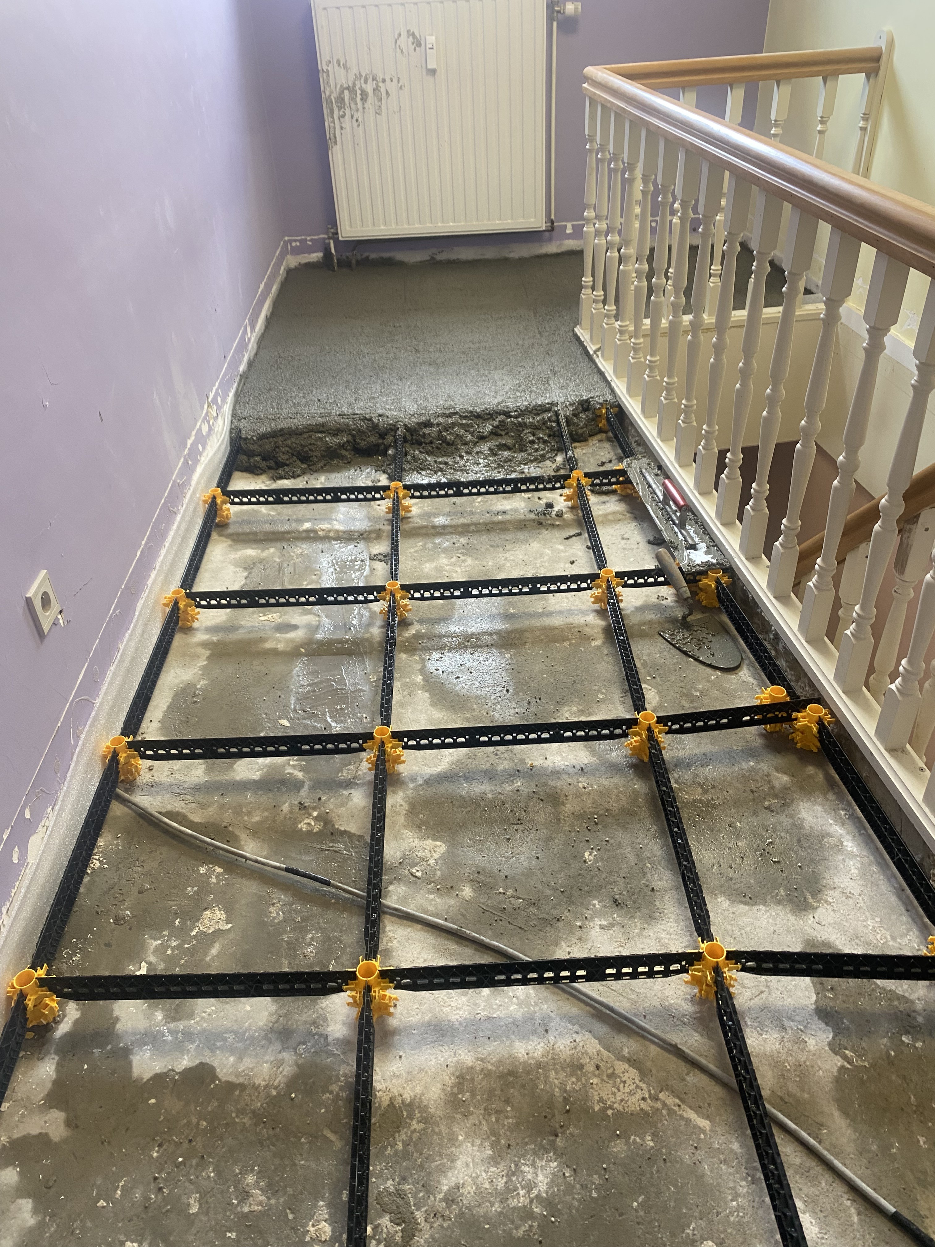 Staenisrooster geplaatst als basis voor de vloeropbouw