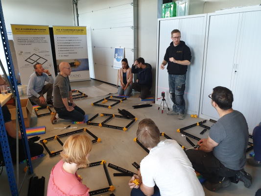 Staenis Demo in Sack Zelfbouw Roeselare, selbst das StaenisGitter platzieren