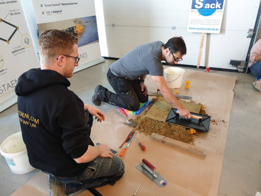 Staenis demo in Sack Zelfbouw Roeselare, zandcement aandrukken