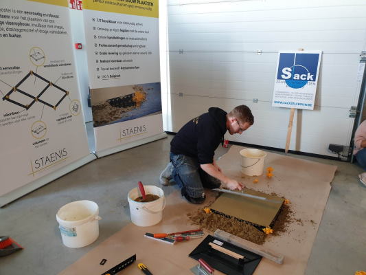 Démo Staenis chez Sack Zelfbouw Roeselare, réalisation de travaux de chape avec la grille Staenis