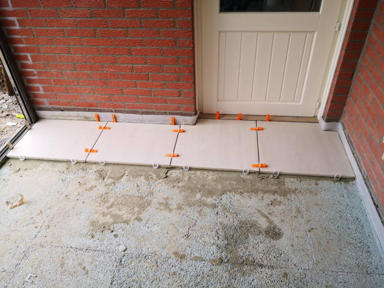 Betegelbare isolatiechape vloeropbouw