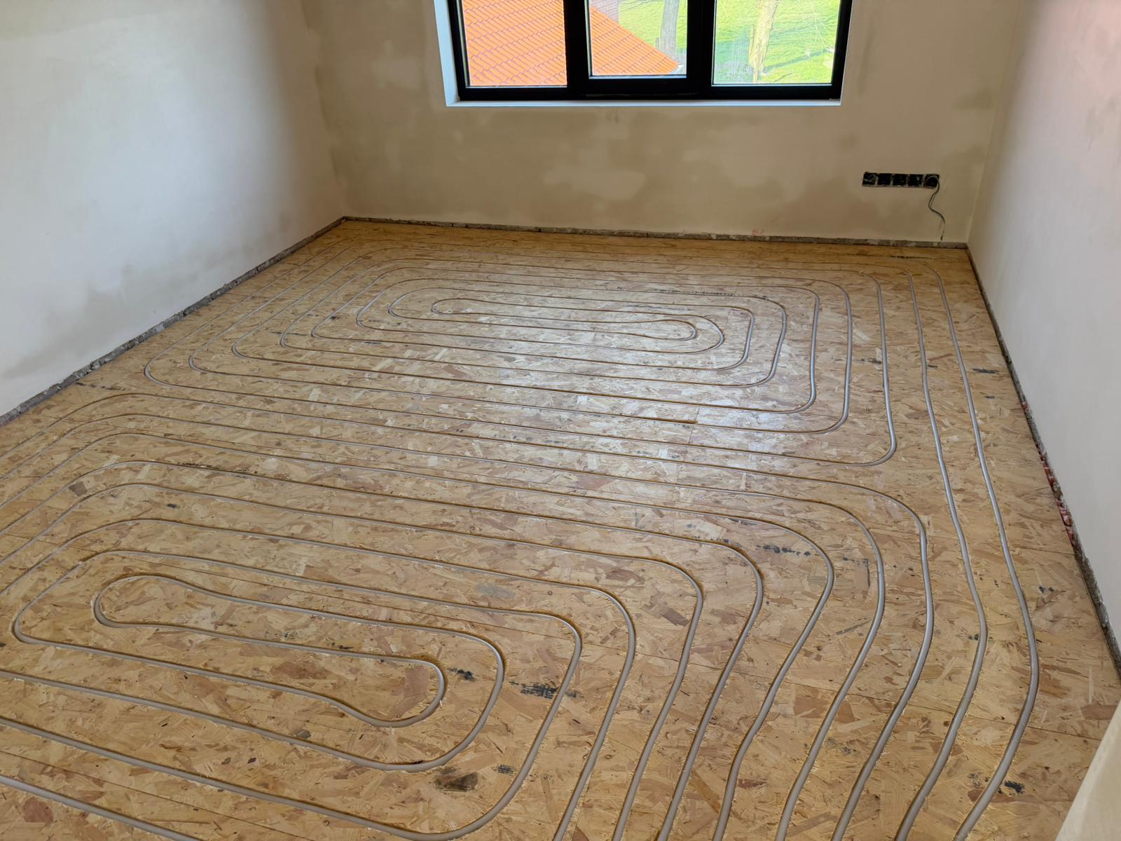 Panneaux OSB avec tuyaux de chauffage au sol fraisés