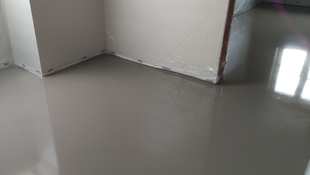 Leveling compound on concrete or screed