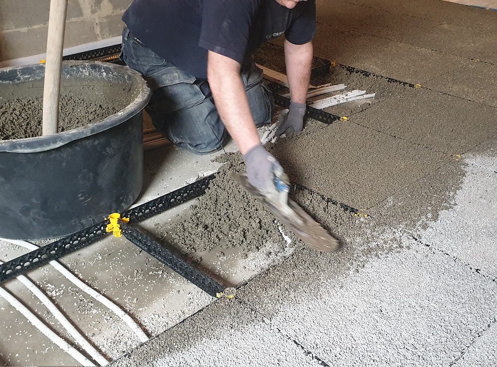 Laying insulation screed with Staenis grid