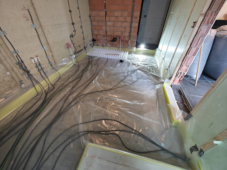 Placer le premier ensemble sur le film de construction et le support