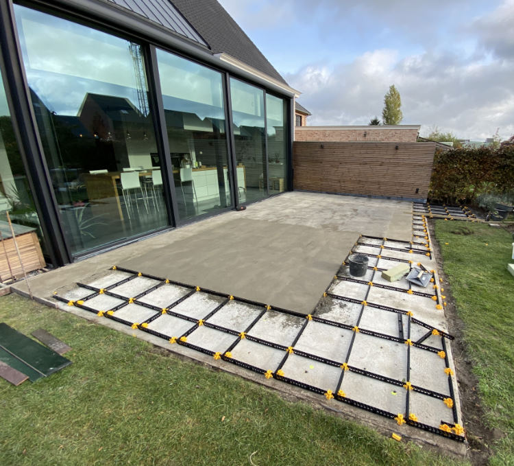 Terras op hellende betonplaat