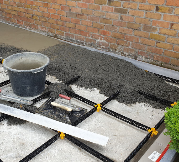 Terras op hellende betonplaat met goot