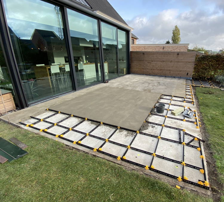 Terras op hellende betonplaat