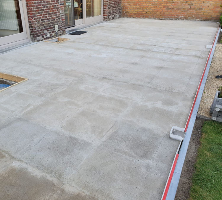 Terras op hellende betonplaat met goot