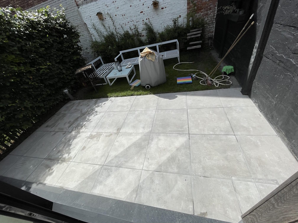 Terrace with Staenis grid floor construction