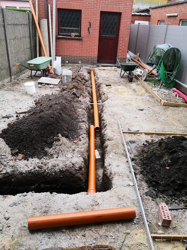 Terrasse avec gouttière sur terrain plein