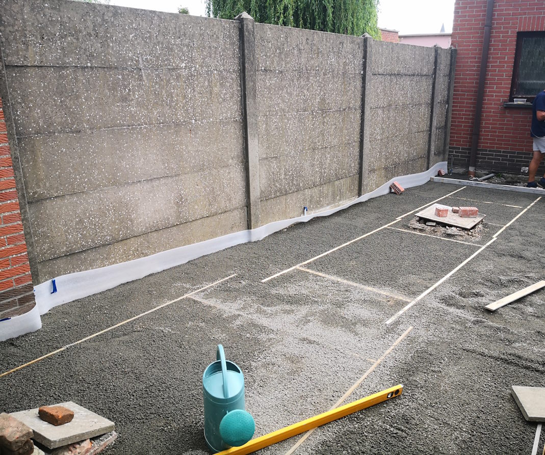 Terrasse avec gouttière sur terrain plein