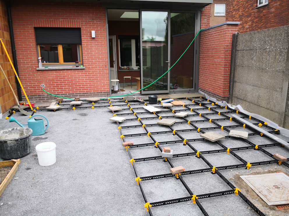 Terrasse avec gouttière sur terrain plein