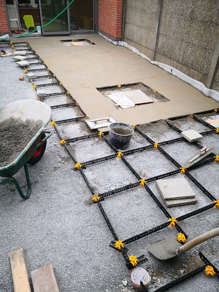 Terrasse avec gouttière sur terrain plein