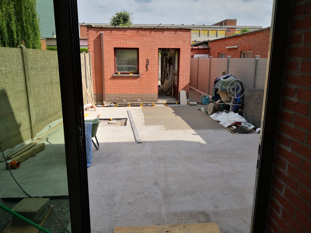 Terrasse avec gouttière sur terrain plein