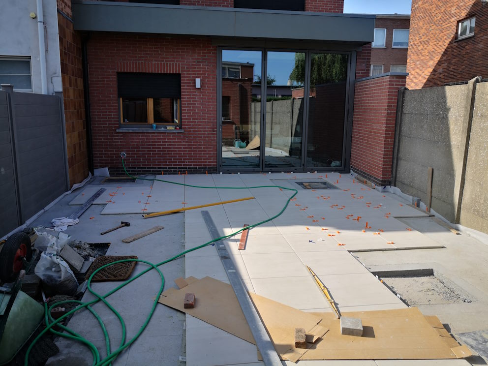 Terrasse avec gouttière sur terrain plein