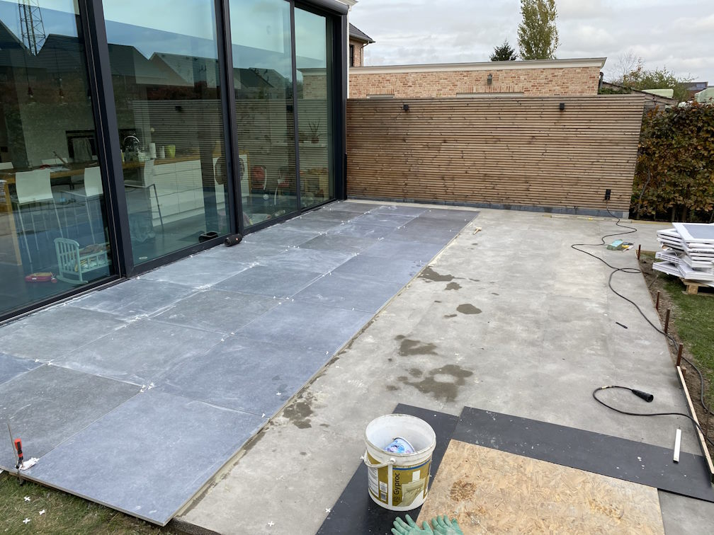 Terrace on sloping concrete slab