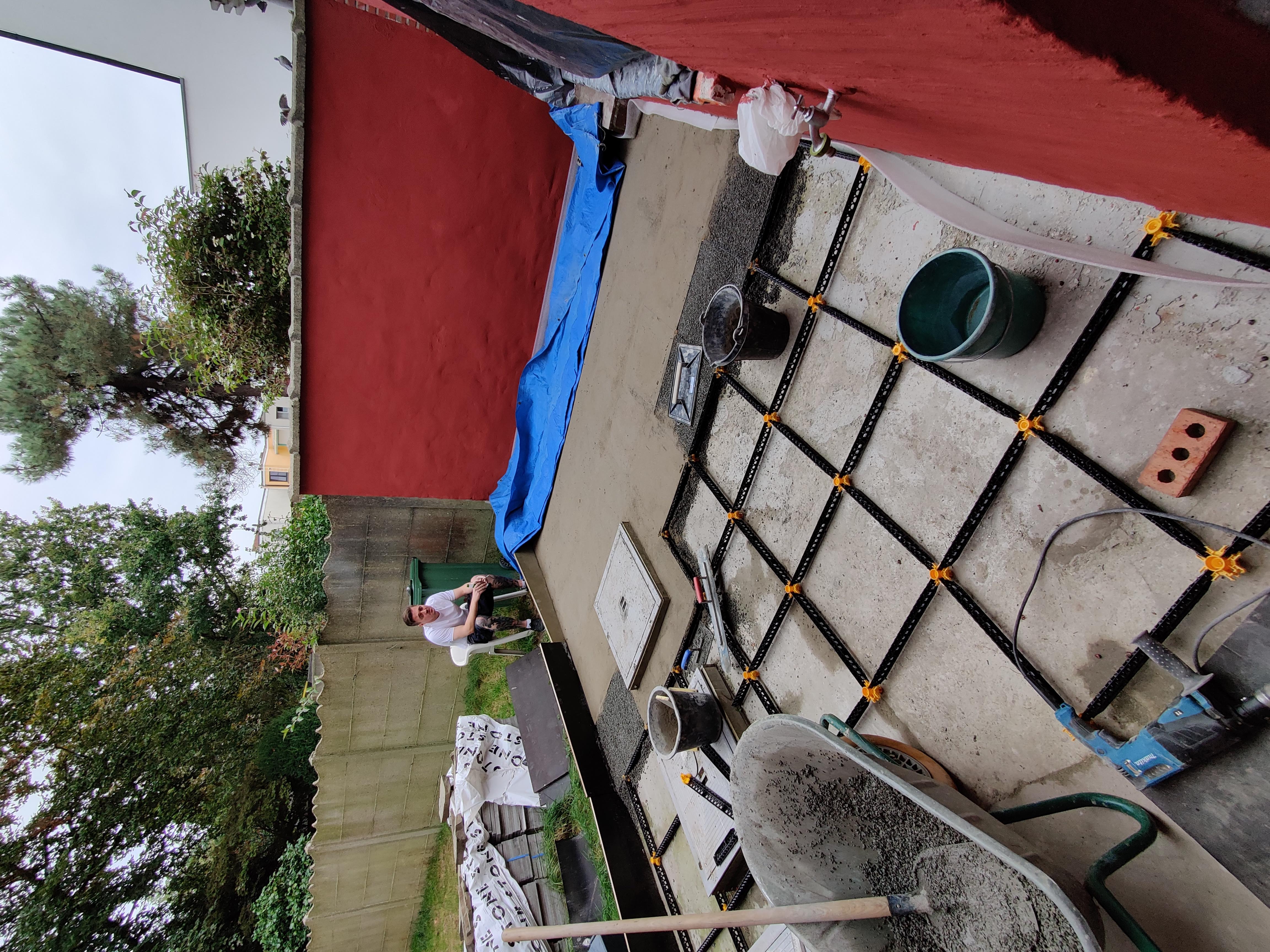 Terrasse sur dalle de béton inclinée avec gouttière