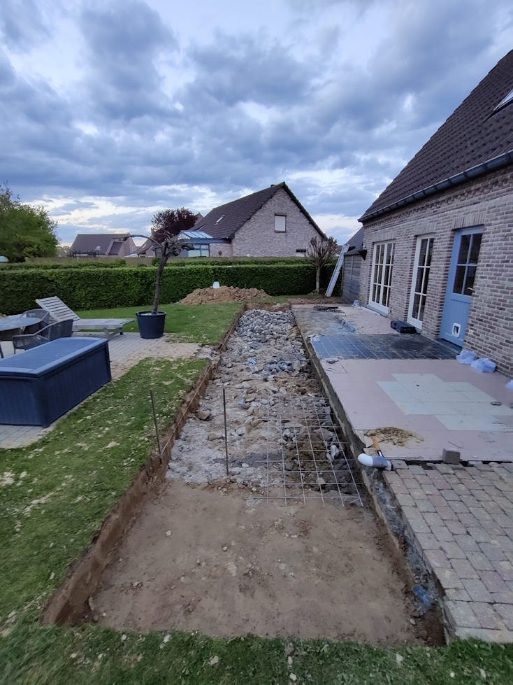 Terrace on sloping concrete slab