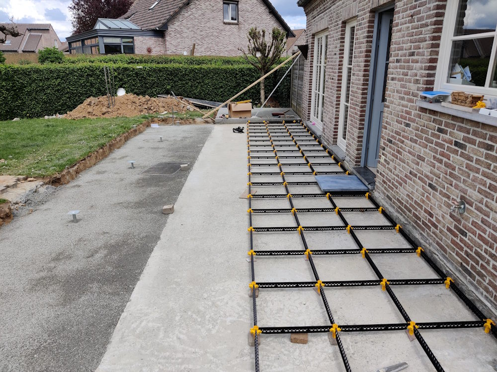 Terras op hellende betonplaat