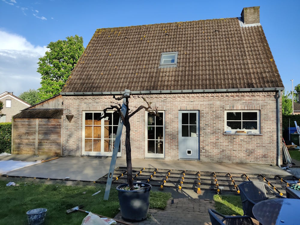 Terras op hellende betonplaat