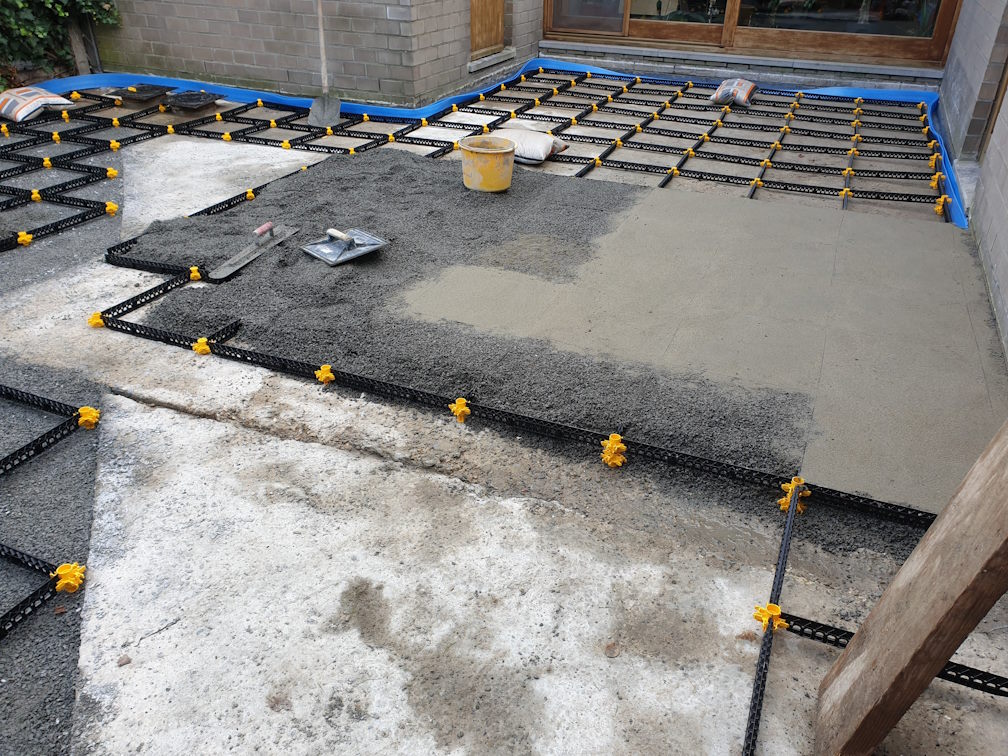 Terrasse sur dalle de béton inclinée avec gouttière