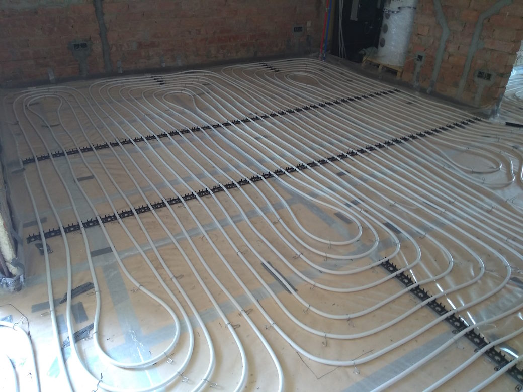 Low-height screed with floor insulation board