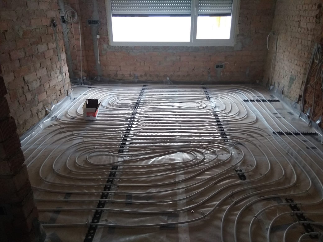 Low-height screed with floor insulation board