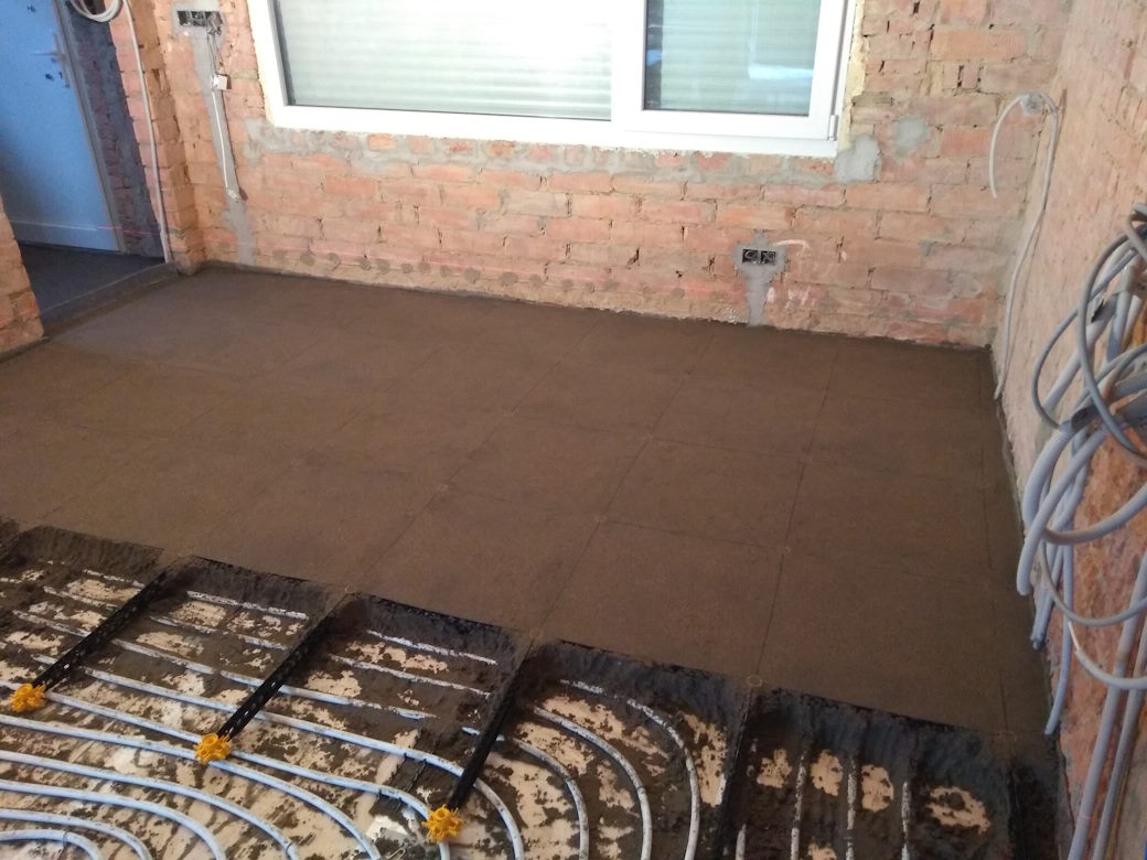 Low-height screed with floor insulation board