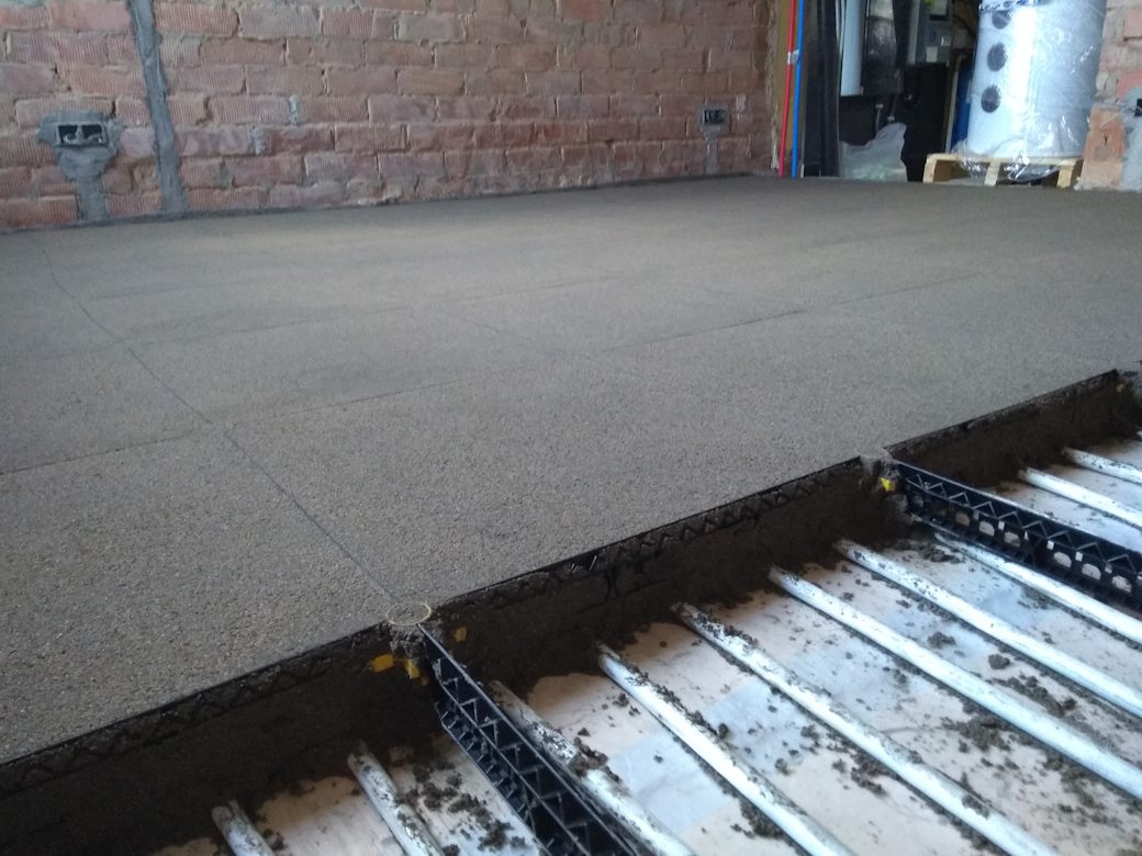 Low-height screed with floor insulation board