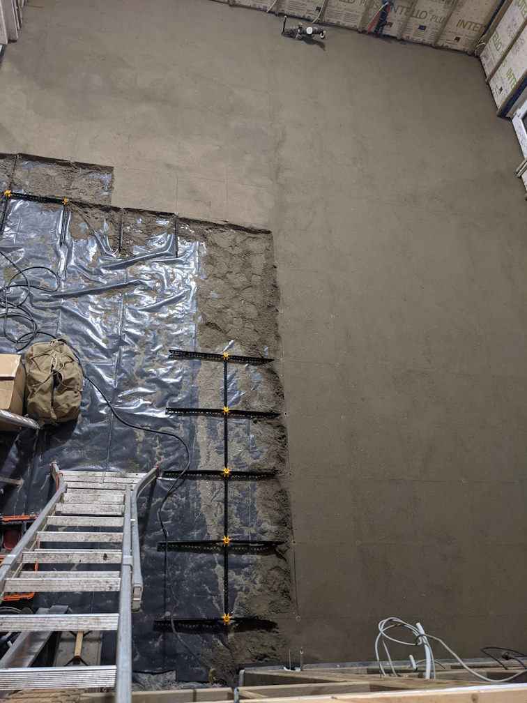 Cementdekvloer betonplaat van isolatiemortel