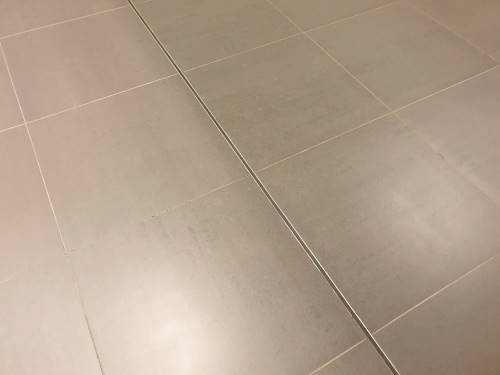 Expansion joint in the screed and tile