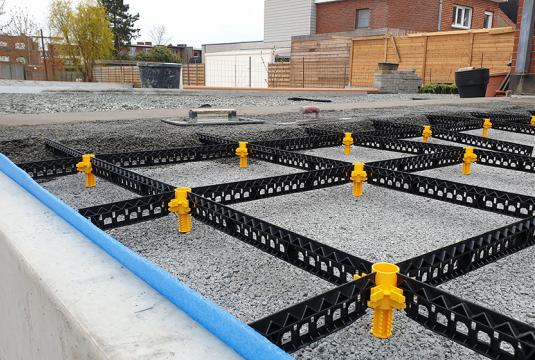 Placer l'isolation périphérique pour le sol de la terrasse