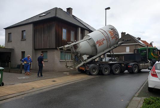 Zandcementsilo afzetten op oprit