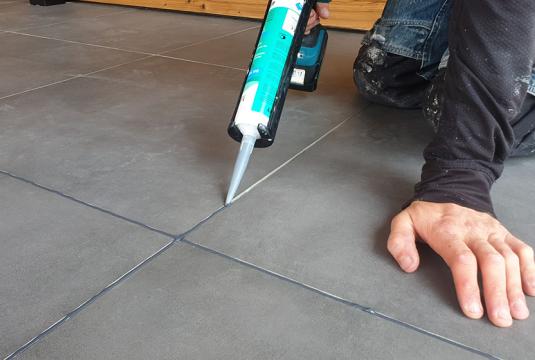 Mise en place d'un joint en silicone pour terrasse