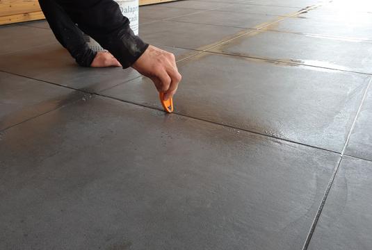 Utiliser un aide au silicone pour les joints de terrasse