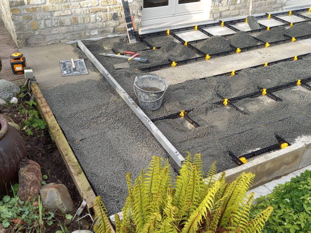 Drainage mortar as a filler for a terrace