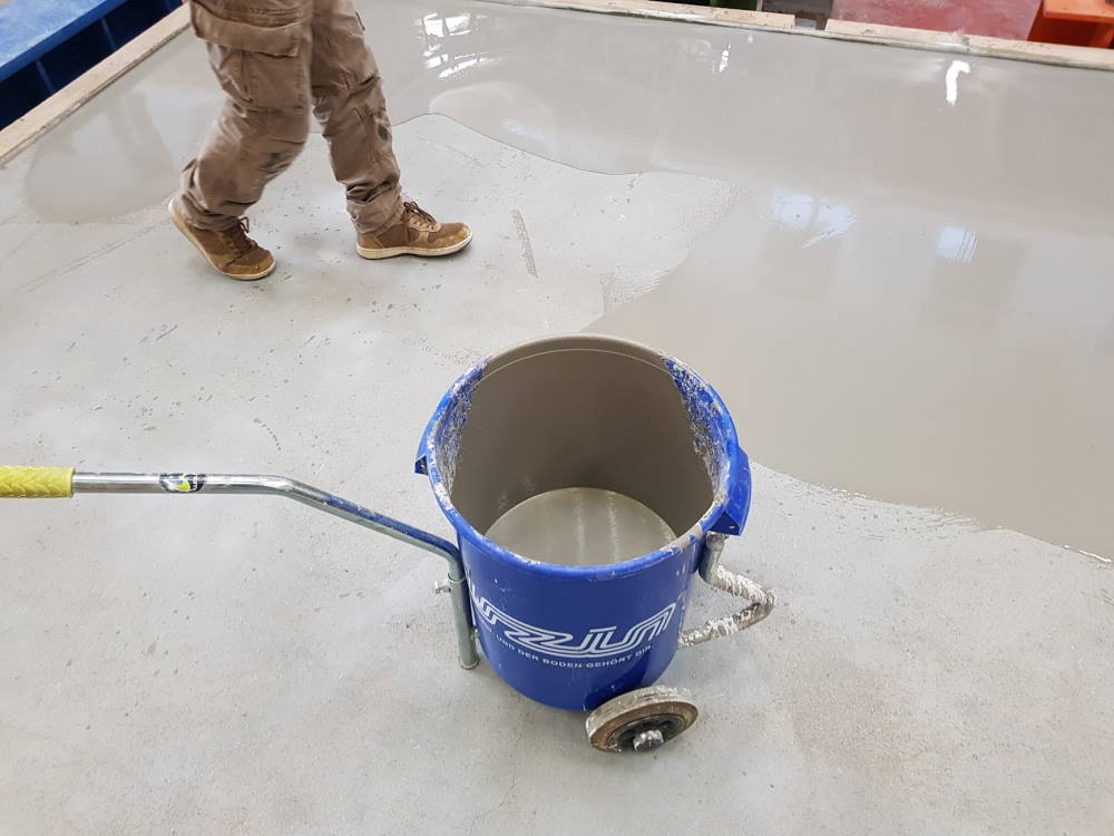 How to level screed with leveling compound or tile adhesive?