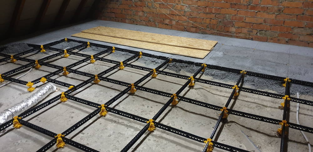 Insulation screed in the Staenis lattice wooden plate floor