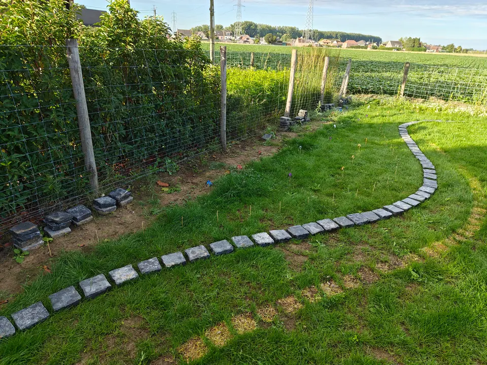 Tracer dans le jardin la courbe souhaitée pour la bordure de pelouse