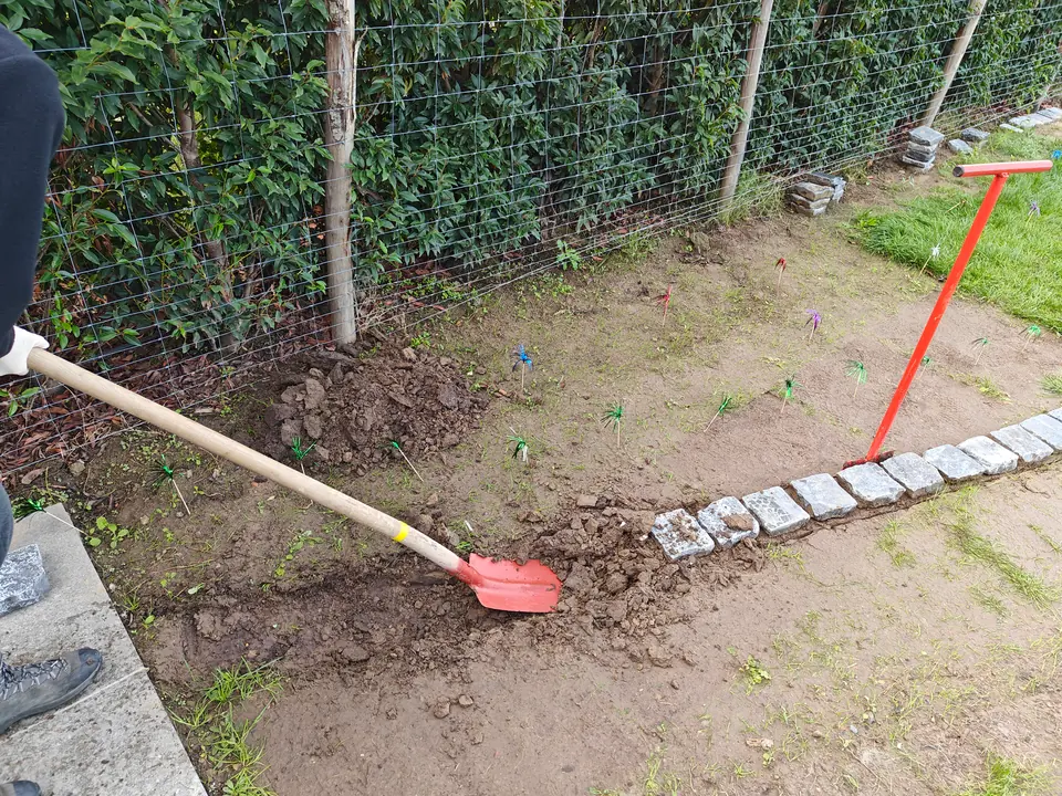 Bande décaissée pour les couches de support de la bordure en pavés