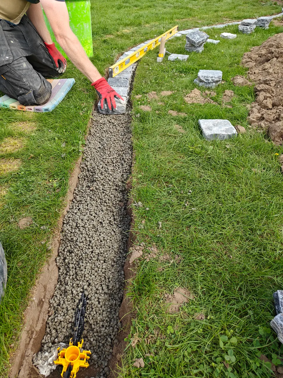 Poser les pavés sur la sous-couche drainante avec la grille pour chape