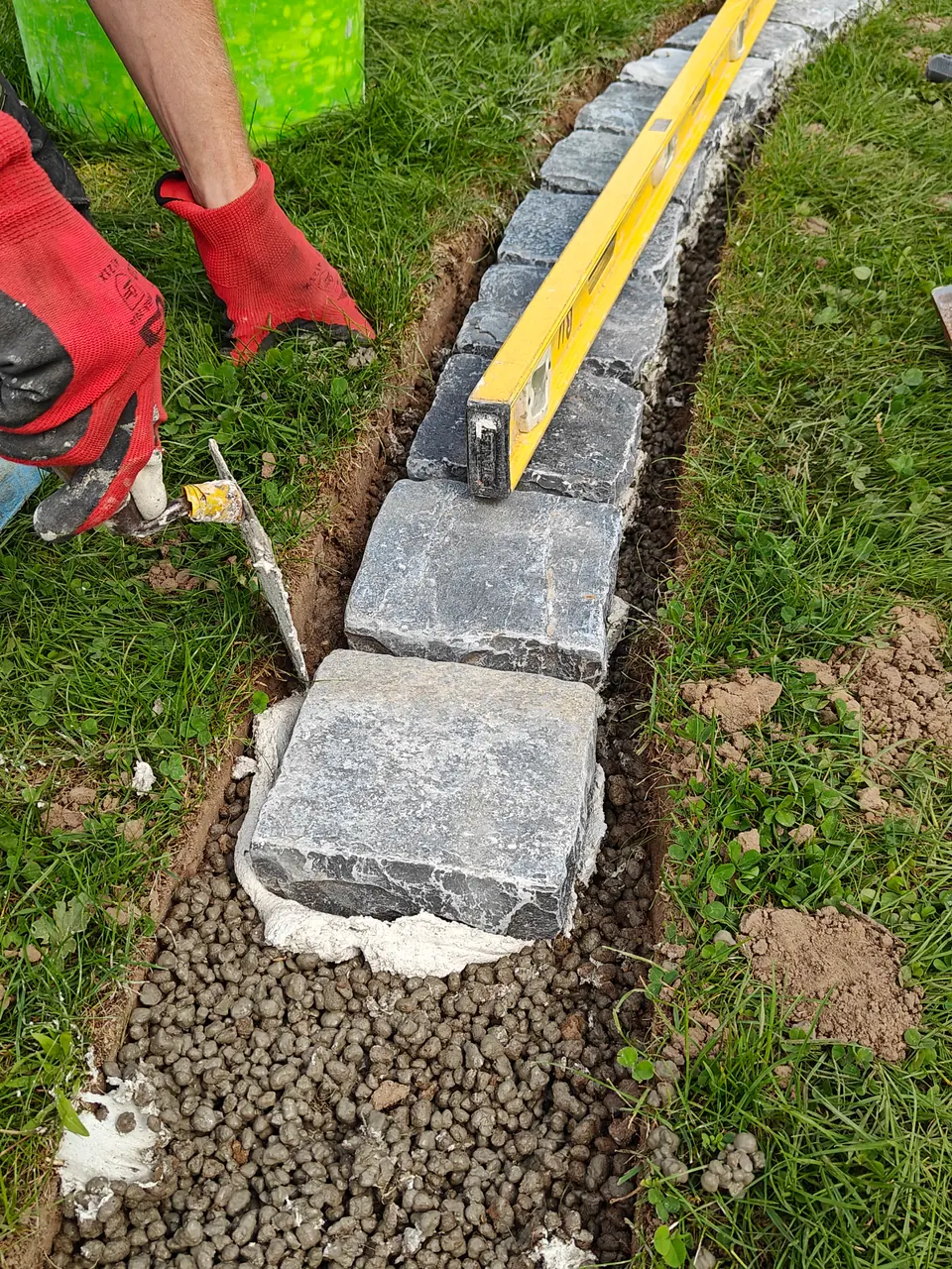 Enlever les résidus de colle le long des pavés fraîchement posés