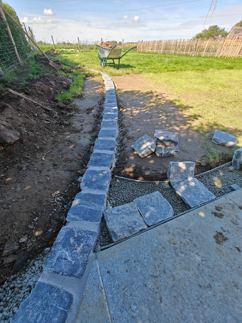 Raccordement du drainage de la terrasse à la sous-couche drainante de la bordure de jardin