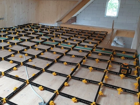 Staenisrooster droogvloer met kurkkorrels