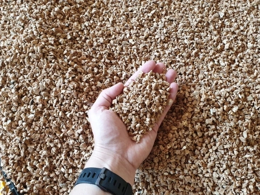 Staenisrooster droogvloer met kurkkorrels