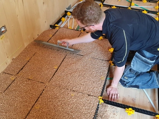 Staenisrooster droogvloer met kurkkorrels