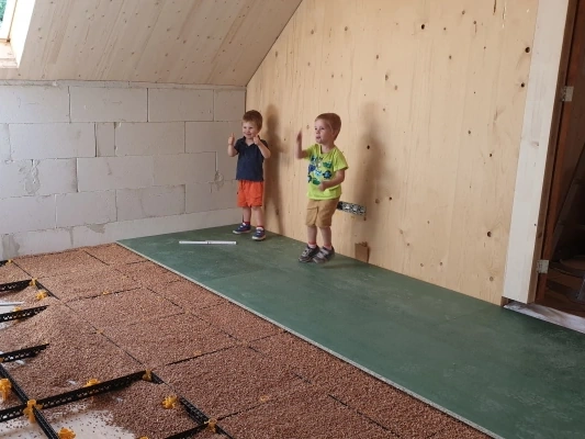 Staenisrooster droogvloer met kurkkorrels