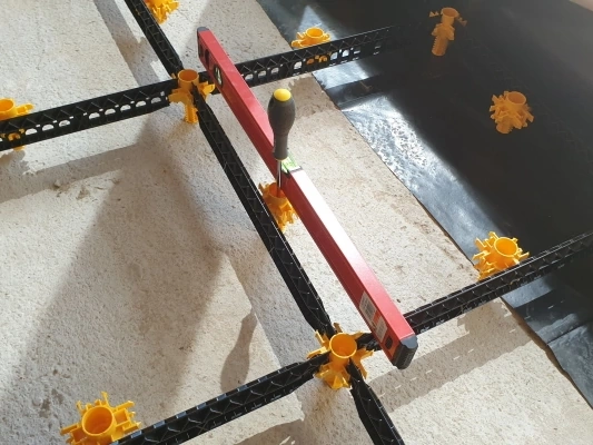 Staenisrooster droogvloer met kurkkorrels
