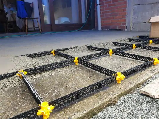 Staenisrooster terrasvloer op beton